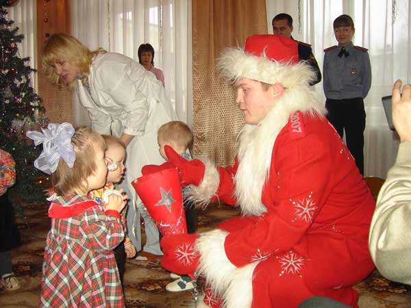 К детям приехал инспектор-Дед Мороз!